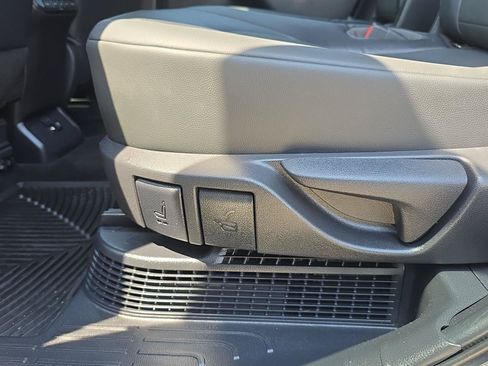 Used 2021 Toyota Highlander XLE AWD/4WD image 23
