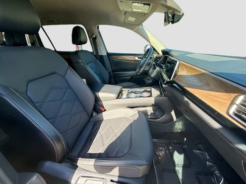 Used 2024 Volkswagen Atlas SE image 32