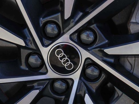 Used 2023 Audi Q5 2.0T Premium w/ Convenience Package image 15