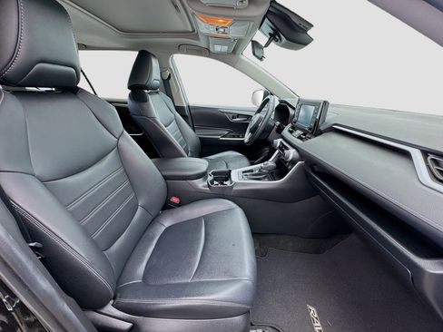 Used 2020 Toyota RAV4 XLE Premium image 20