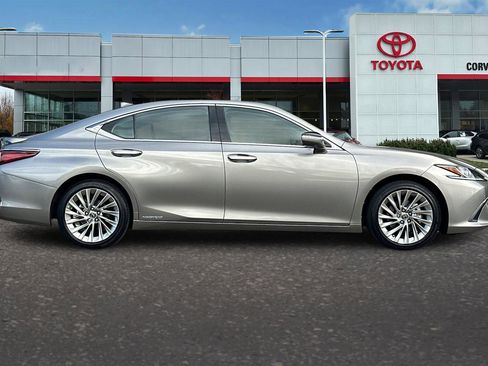 Used 2020 Lexus ES 300h w/ Luxury Package image 3