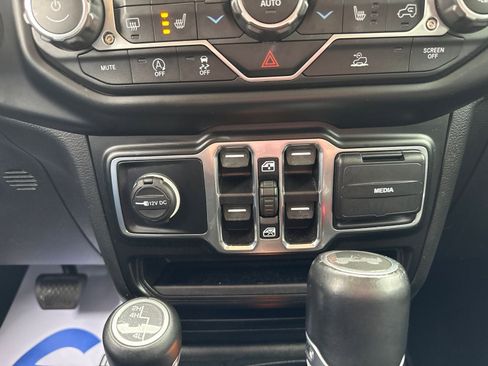 Used 2022 Jeep Wrangler Unlimited Sahara w/ Cold Weather Group AWD/4WD image 16