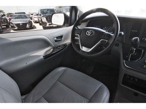 Used 2019 Toyota Sienna XLE w/ XLE Navigation Package FWD image 11