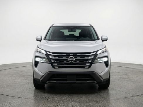 Used 2025 Nissan Rogue SV image 2