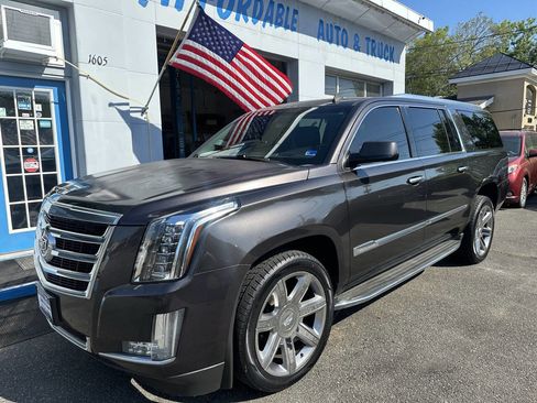 Used 2015 Cadillac Escalade ESV Luxury AWD/4WD image 2