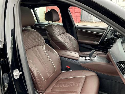 Used 2023 BMW M550i xDrive w/ Dynamic Handling Package image 8