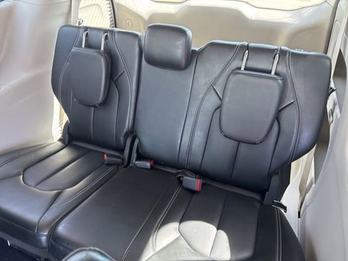 Used 2024 Chrysler Pacifica Touring-L image 14