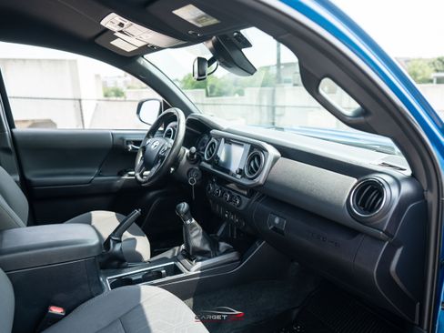 Used 2018 Toyota Tacoma TRD Sport AWD/4WD image 15