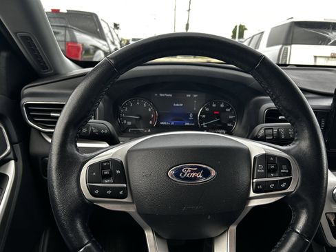 Used 2022 Ford Explorer XLT w/ Equipment Group 202A AWD/4WD image 18