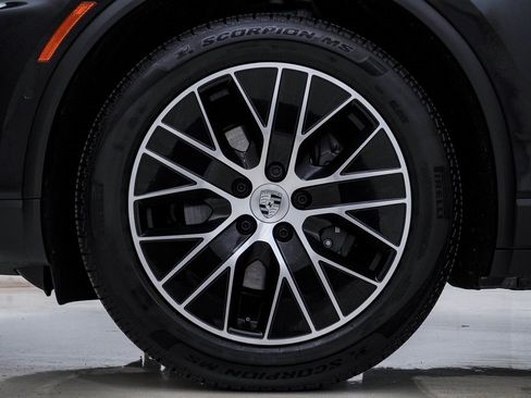 Certified 2025 Porsche Macan Electric image 13