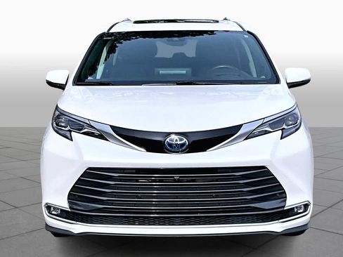 Used 2024 Toyota Sienna Platinum image 4