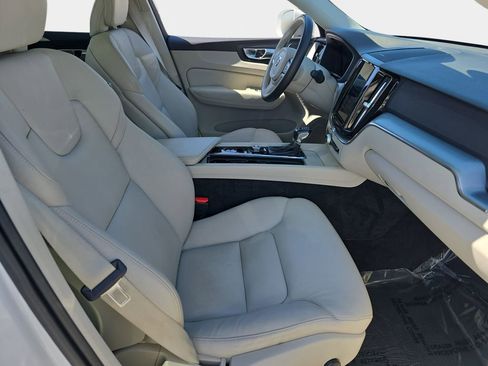 Used 2020 Volvo XC60 T5 Momentum FWD image 12