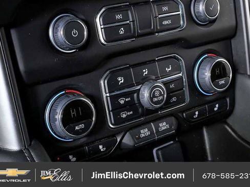 Certified 2024 Chevrolet Suburban LT RWD image 17