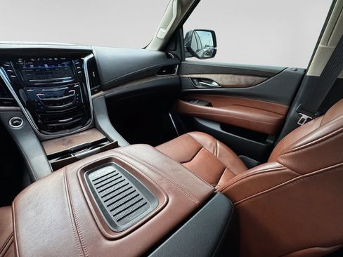 Used 2019 Cadillac Escalade Premium Luxury AWD/4WD image 22