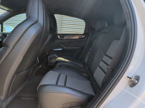Used 2020 Porsche Cayenne Turbo AWD/4WD image 30