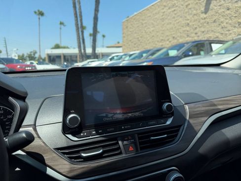 Used 2025 Nissan Altima 2.5 SV FWD image 23