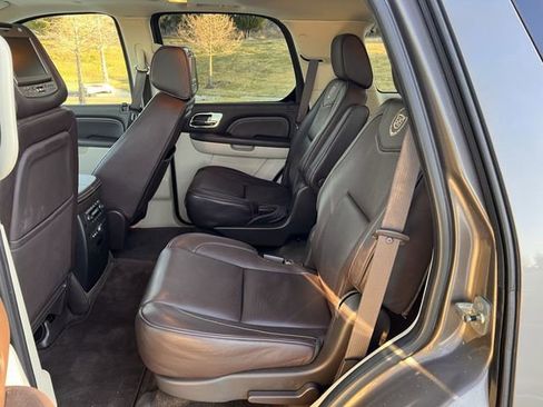 Used 2011 Cadillac Escalade Platinum image 27