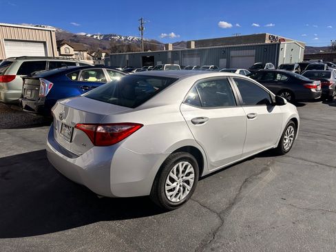 Used 2017 Toyota Corolla LE w/ Carpet Mat Package (TMS) FWD image 3