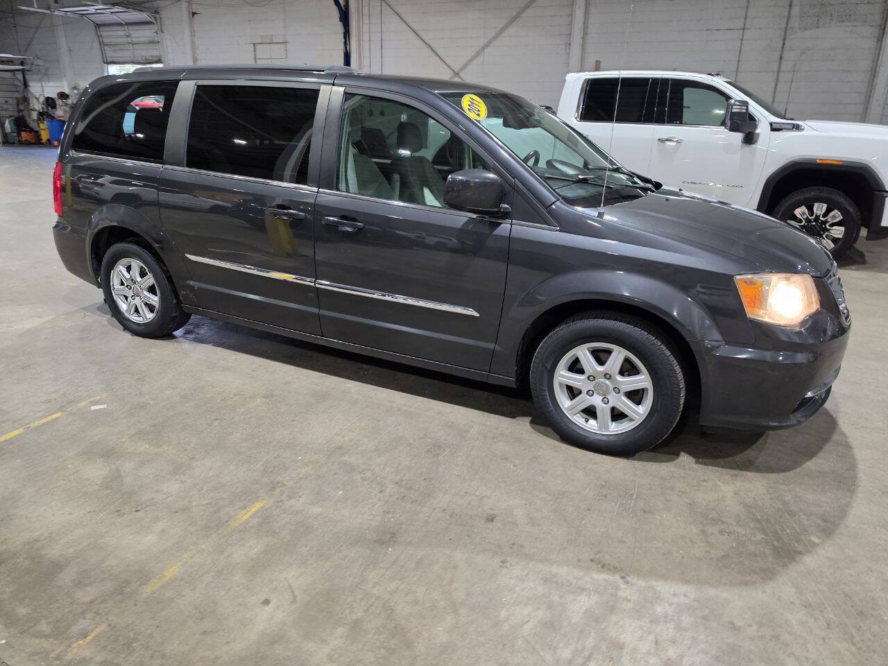 Used 2011 Chrysler Town & Country Touring FWD image 16