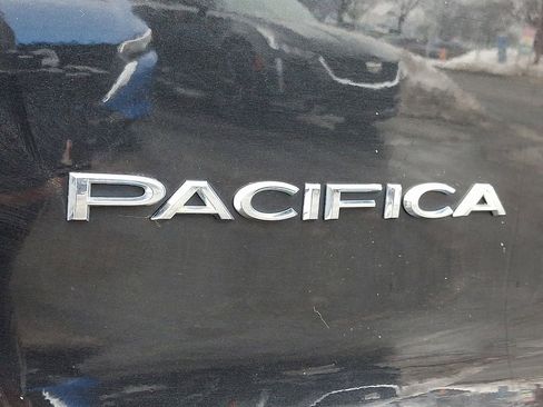 Used 2023 Chrysler Pacifica Touring-L image 33