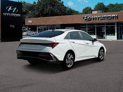 Used 2025 Hyundai Elantra Limited FWD image 11