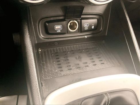 Used 2023 Hyundai Venue Limited image 26