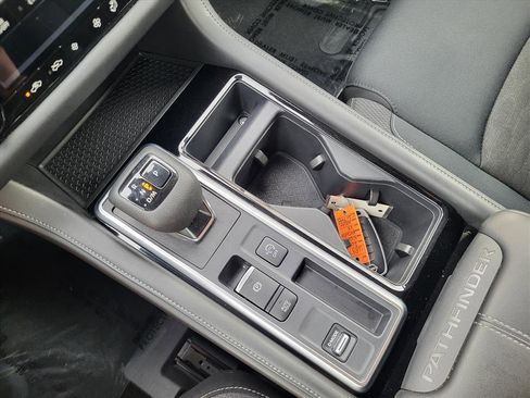 Used 2025 Nissan Pathfinder SV image 18