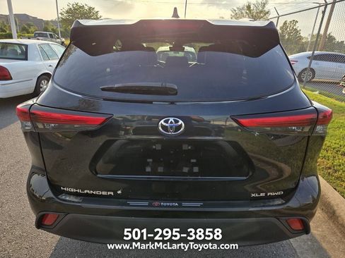Used 2022 Toyota Highlander XLE AWD/4WD image 4