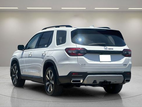Certified 2025 Honda Pilot Touring image 3