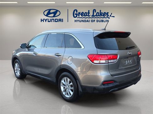 Used 2017 Kia Sorento LX image 3