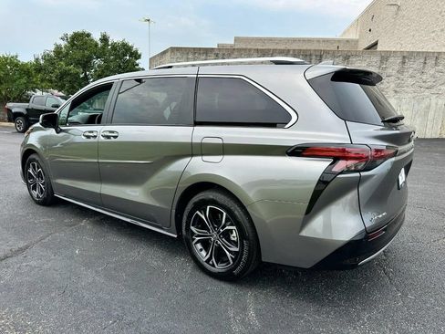 Used 2026 Toyota Sienna Platinum AWD/4WD image 9
