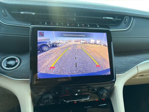 Used 2024 Jeep Grand Cherokee Limited image 27