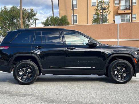 New 2025 Jeep Grand Cherokee Altitude image 3