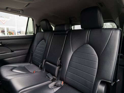 Used 2023 Toyota Highlander L image 32