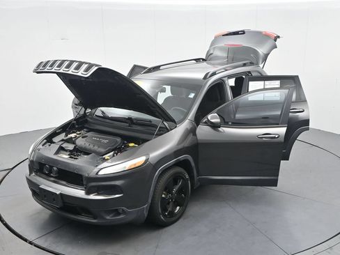 Used 2016 Jeep Cherokee Latitude FWD image 41
