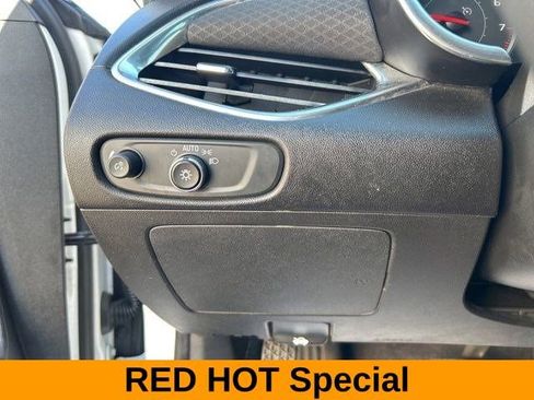 Used 2018 Chevrolet Malibu LT image 19