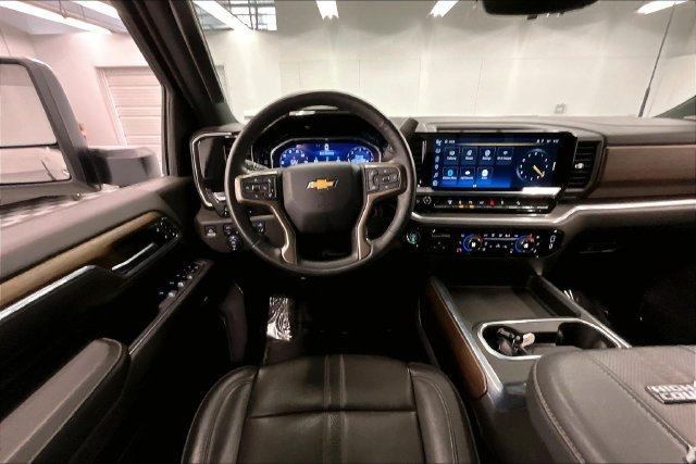 Used 2024 Chevrolet Silverado 2500 High Country w/ Technology Package AWD/4WD image 6
