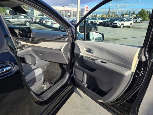 Used 2021 Toyota Sienna Limited image 10
