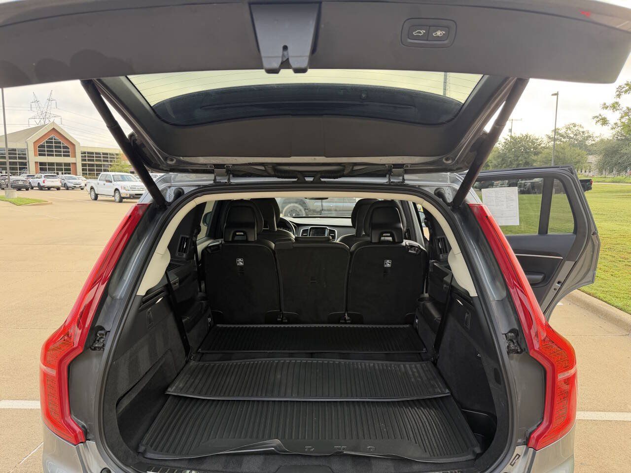 Used 2018 Volvo XC90 T6 Momentum w/ Convenience Package AWD/4WD image 39