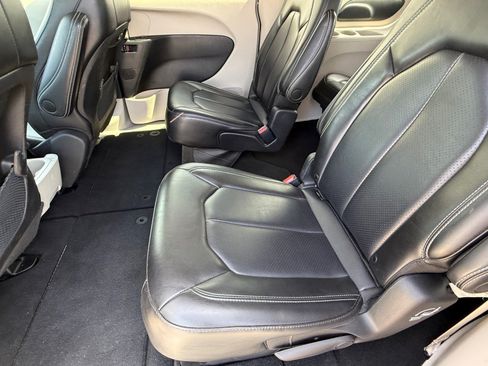 Used 2023 Chrysler Pacifica Touring-L FWD image 12