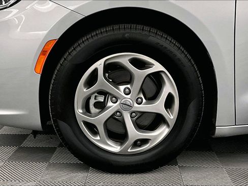 Used 2024 Chrysler Pacifica Limited FWD image 10