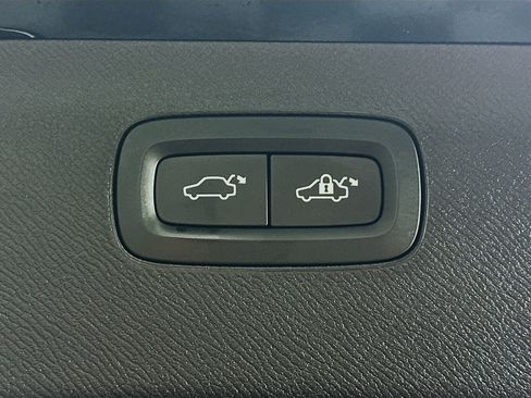 Used 2018 Volvo XC90 T6 Momentum w/ Convenience Package image 30