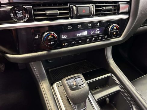 Used 2025 Nissan Pathfinder SL AWD/4WD image 20