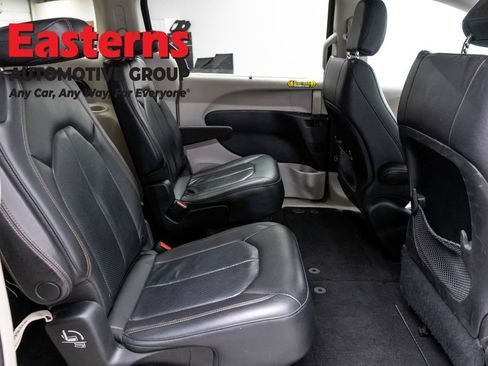 Used 2019 Chrysler Pacifica Touring-L FWD image 22