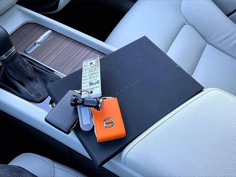 Used 2021 Volvo XC60 T5 Momentum image 34