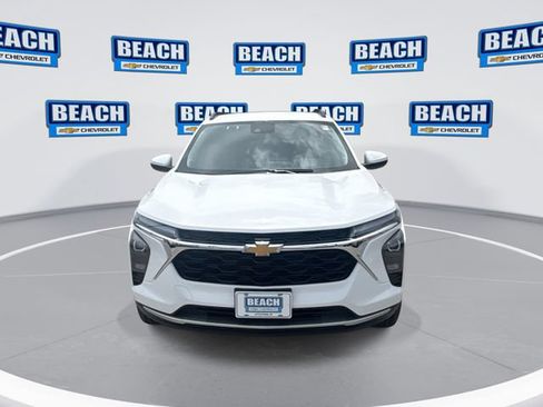 Used 2025 Chevrolet Trax LT w/ LT Convenience Package FWD image 3