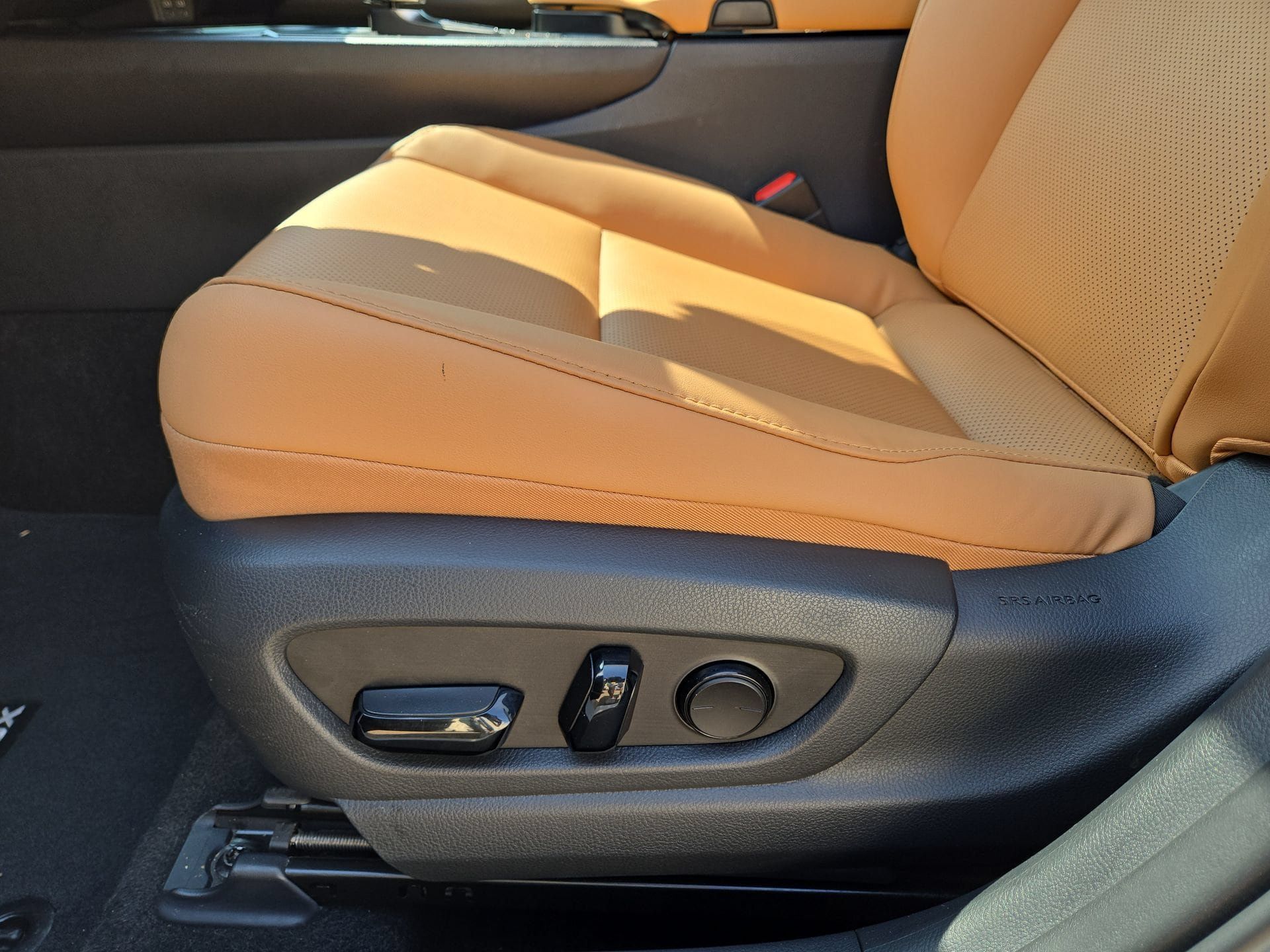 Certified 2025 Lexus UX 300h FWD w/ Accessory Package (Z1) image 17