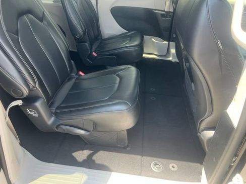 Used 2023 Chrysler Pacifica Touring-L FWD image 34