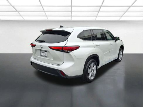 Used 2022 Toyota Highlander LE AWD/4WD image 3