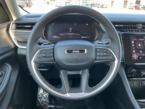 Used 2023 Jeep Grand Cherokee Laredo AWD/4WD image 14